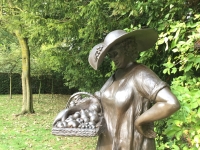 gathering_vegetable_statue